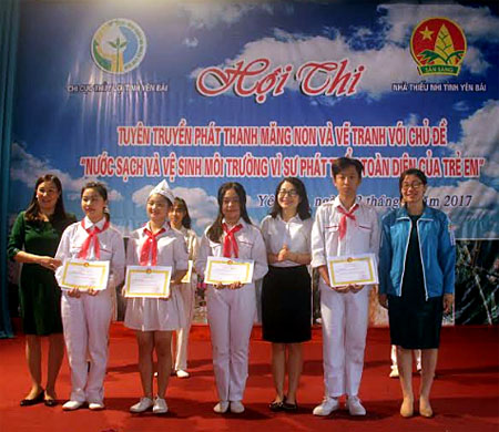 Ban tổ chức trao giải cho các chỉ huy Đội giỏi năm 2017. 
